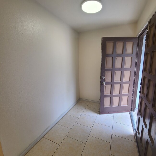 Building Photo - Spacious 2 BR/2.5 bath townhome near the Medical Center w/a fenced in yard!