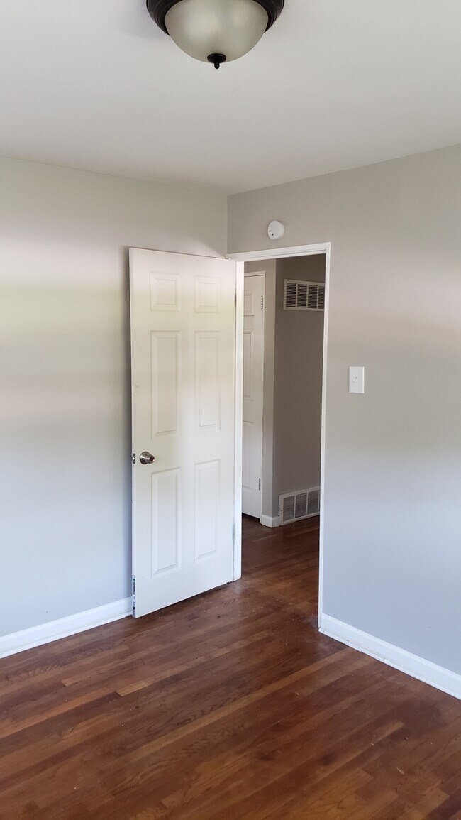 Building Photo - 10418 Monarch Dr Saint Louis, MO 63136