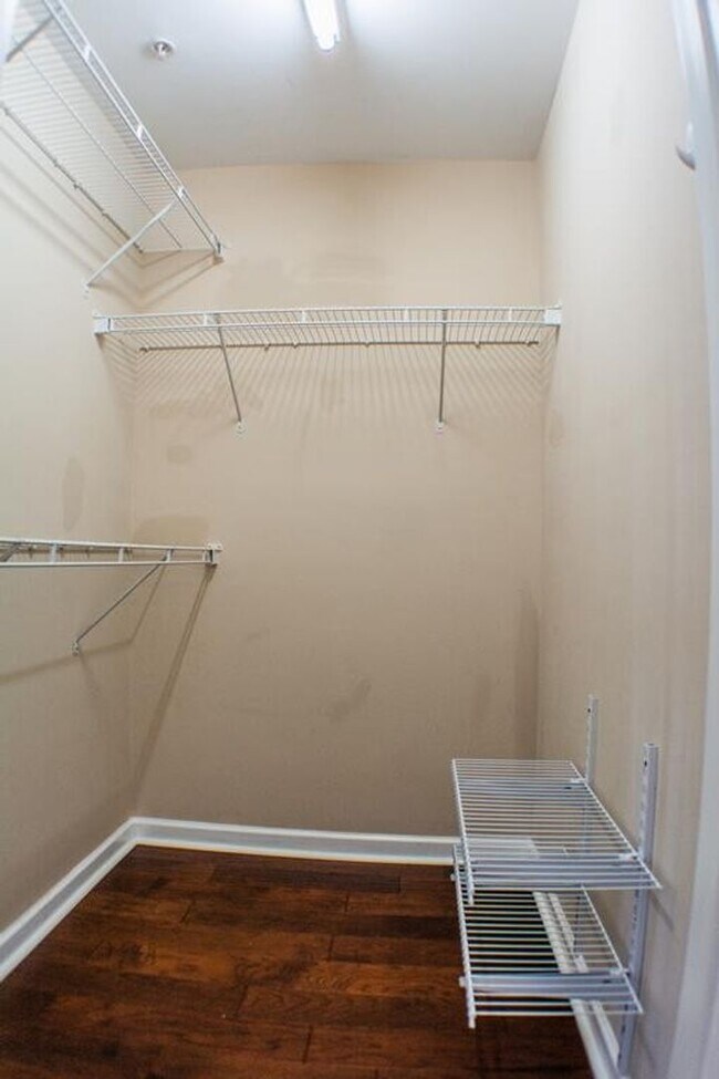Building Photo - 6981 Hanesbrook Cir