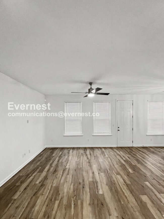 Building Photo - 3 Bed, 2.5 Bath Home with Fenced Yard & Garage / Available Now!