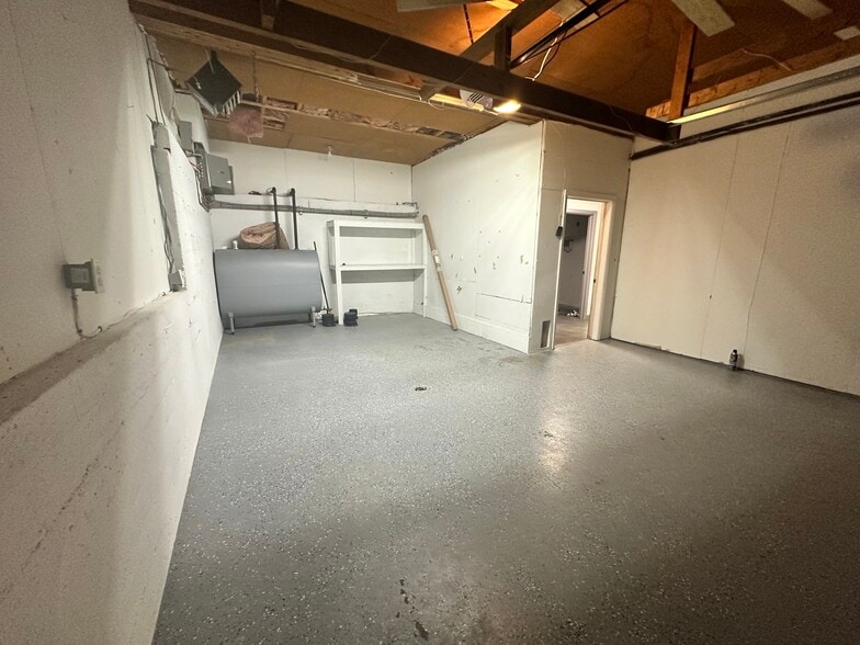 Attached Garage - 142 Bunker Hill Cir