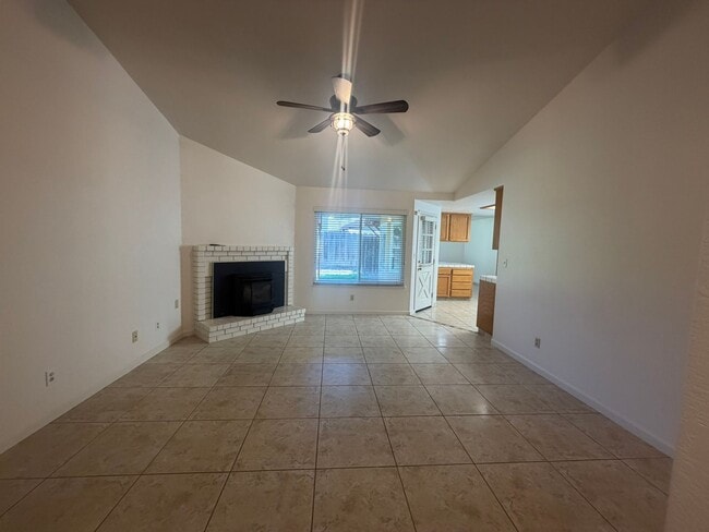 Building Photo - Single story near freeway access and major shopping!