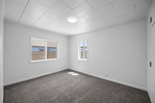 Building Photo - 308 E 7th Ave