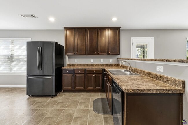 Building Photo - 100 Stoney Creek Dr