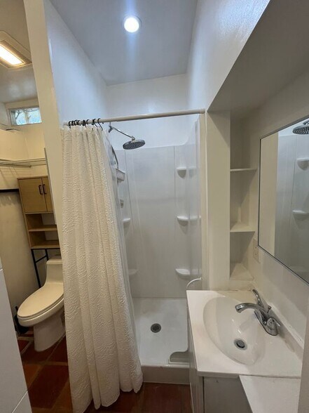 Building Photo - 1001 SE 2nd Ct