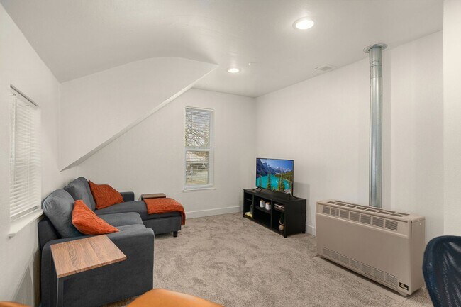 Building Photo - For Rent – 1 Bed / 1 Bath Apartment in Lak...