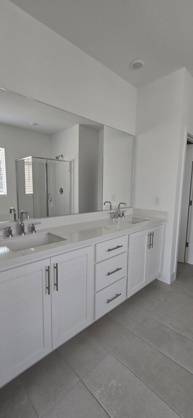 Building Photo - Lathrop - Gorgeous 5 Bedroom 3 Bathroom Home
