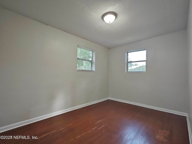 Building Photo - 1337 W 23rd St