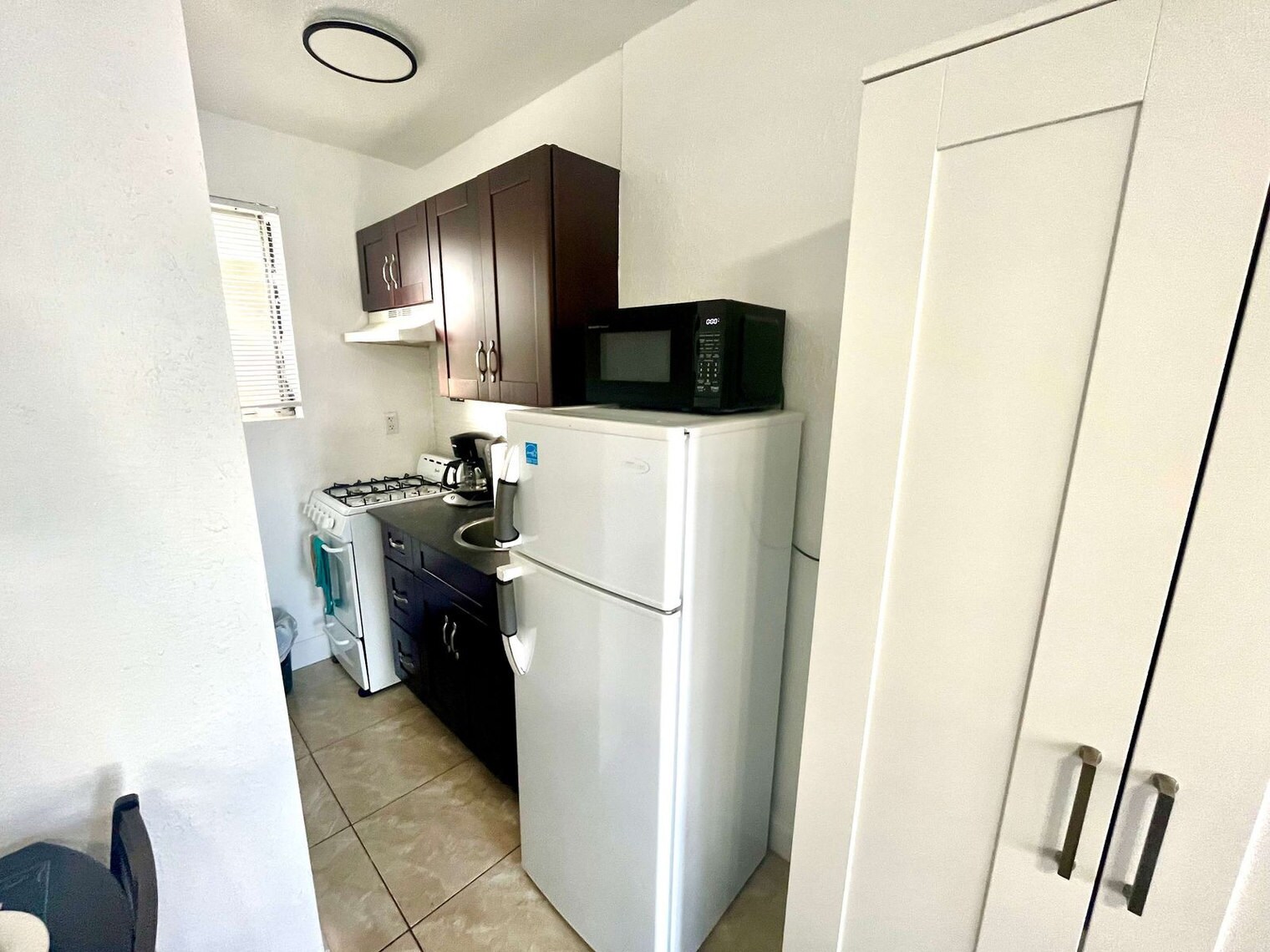 Building Photo - 338 Van Buren St