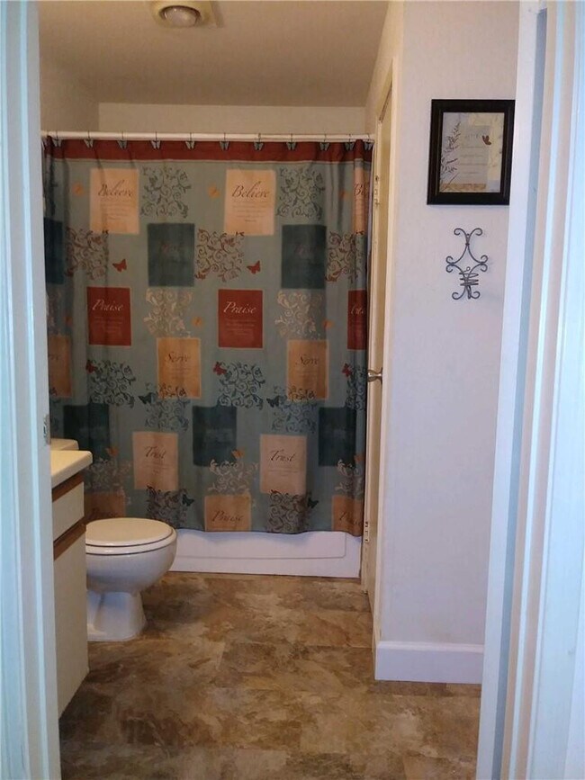 Building Photo - 833 Riverside Dr