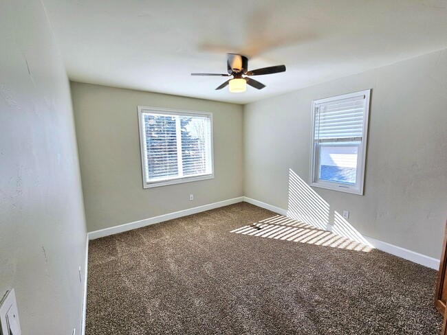 Building Photo - Beautiful 5 Bedroom Home Near the Cherry C...