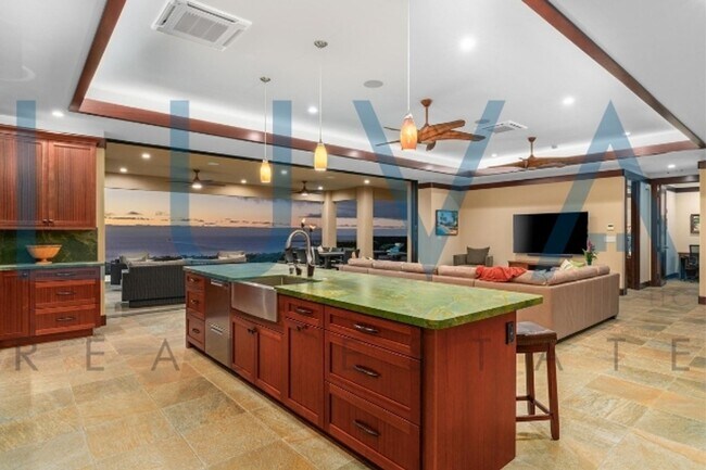 Building Photo - 4 bedroom 3.5 bathroom home with pool