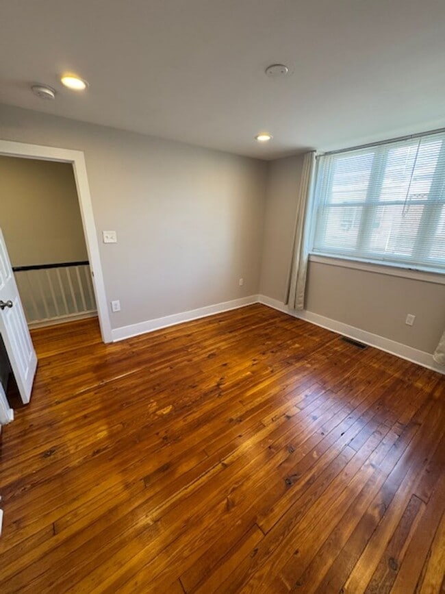 Building Photo - Beauty in Marconi Park West 3 Beds finishe...