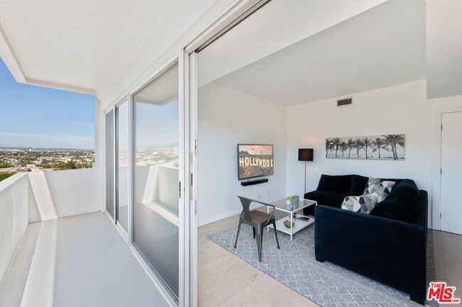 Building Photo - 838 N Doheny Dr