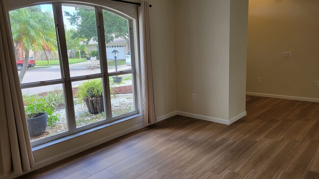 Building Photo - PENDING LEASE-Annual unfurnished 4/2 SFH i...