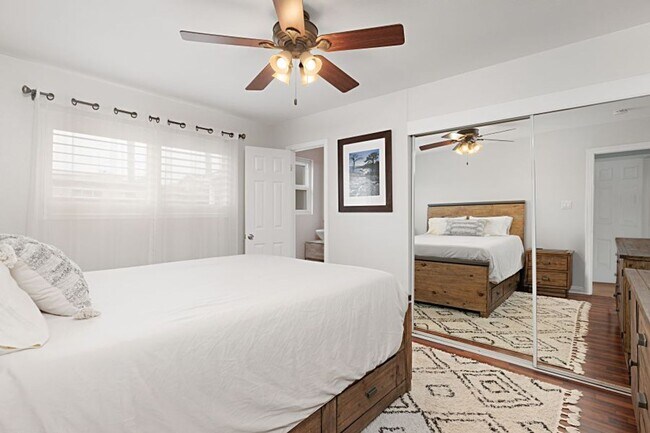 Building Photo - 3 bed 1.5 baths + 2 car garage with a larg...