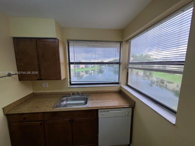 Building Photo - 1002 Adams Ave