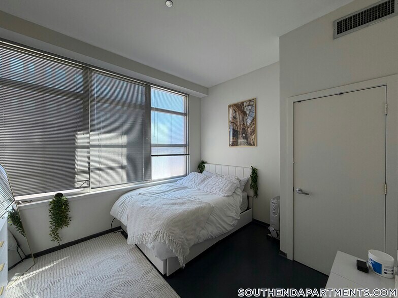 Building Photo - 160 E Berkeley St