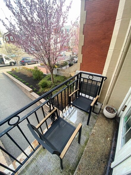 Juliet Balcony - 225 Dorchester St