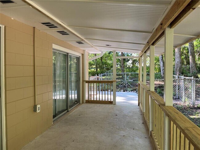 Building Photo - 1565 Oakhurst St