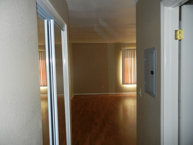 Building Photo - Beautiful remodeled 1 bedroom 1 bath apart...