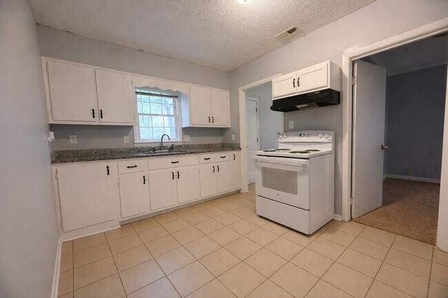 Building Photo - 2012 Enolam Blvd SE