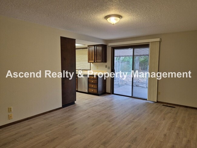 Building Photo - One Level Ranch Greenway Neighborhood Fenc...