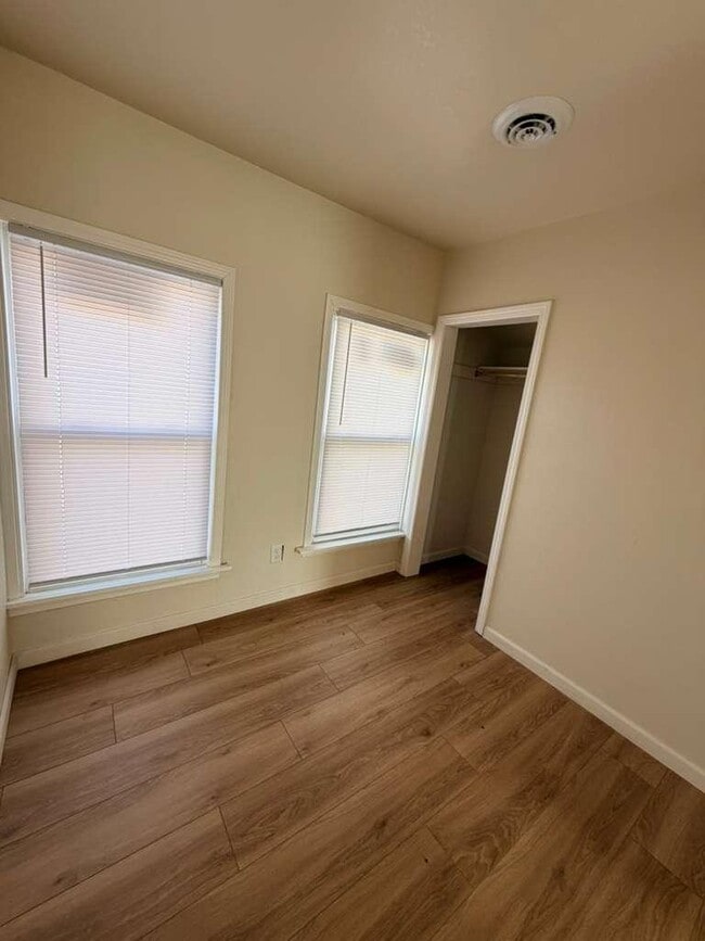 Building Photo - 653 W Bruce St