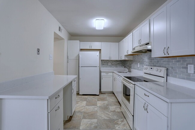 Building Photo - 3BD, 1.5BA - Beautifully Remodeled Townhome in Columbia
