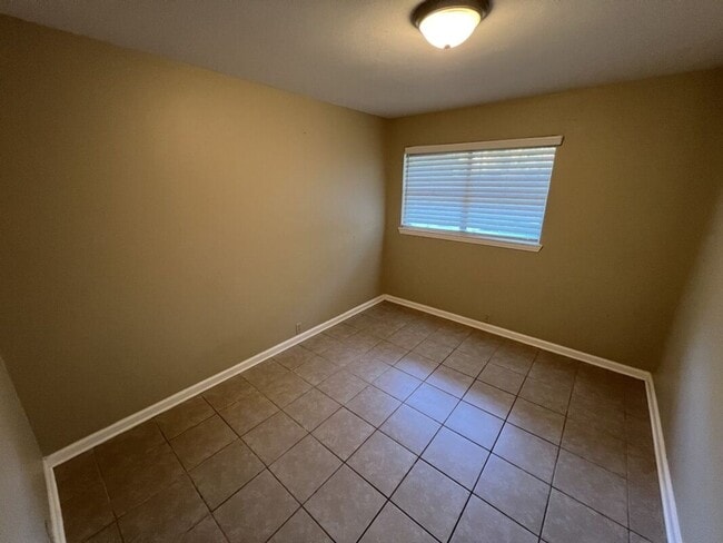 Building Photo - Newly updated!  3 bedroom, 1.5 bath home o...