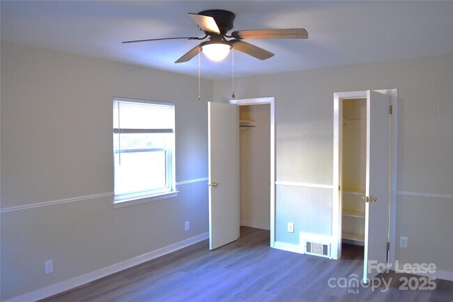 Building Photo - 320 W Stewart Ave