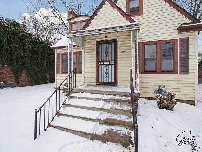 Building Photo - $1200 Bungalow