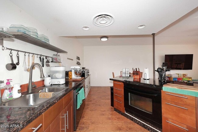 Building Photo - 207 W Clarendon Ave