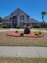 Building Photo - 4 bedroom 3.5 bathrooms