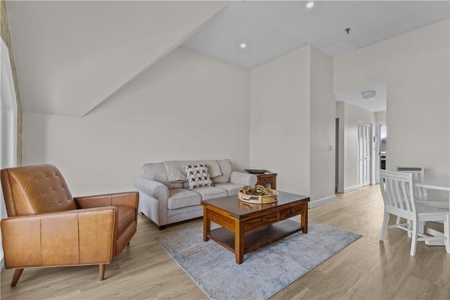 Building Photo - 580 Thames St