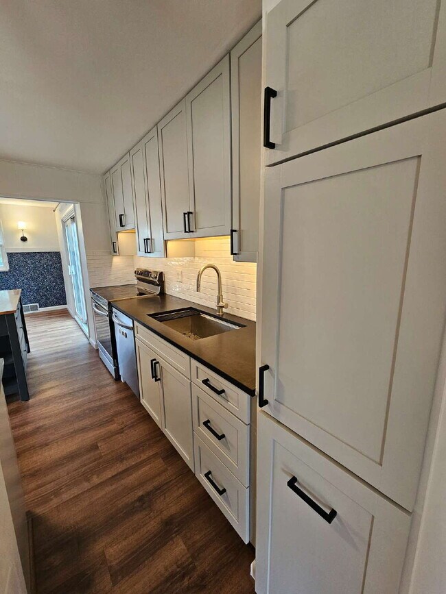 Building Photo - Beautiful 3-Bedroom Ranch in Desirable Northwest Warren, Nice Kitchen, Large Living Room, Finishe...