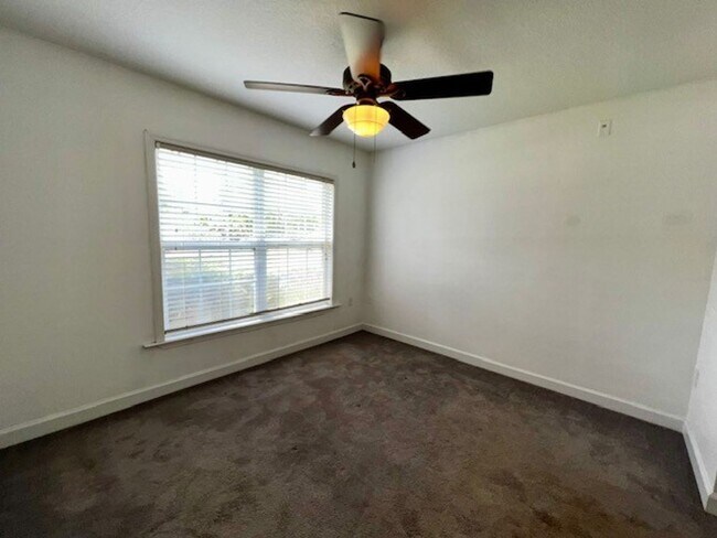 Building Photo - MOVE IN NOW!! Gated community Miriada! 1st floor 1X1.5 bath condo near pool area!!! Laminate wood...