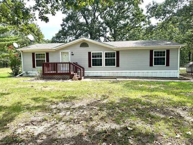 Building Photo - $1,350 / Month | 3 Bed · 2 Bath · 1,375 Sq...