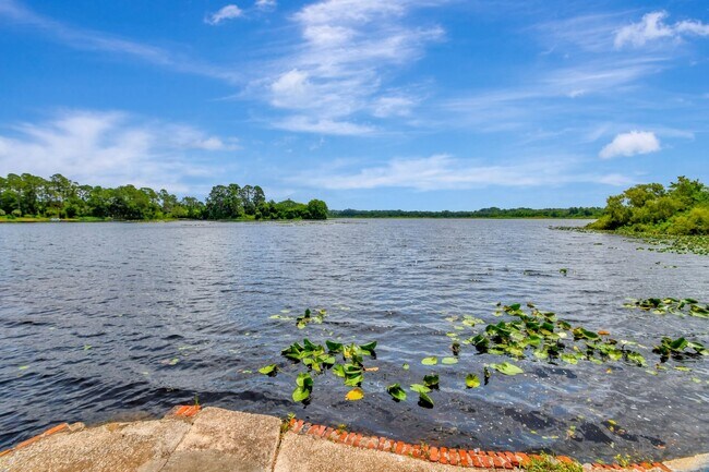 Building Photo - Bluelake Unit 3