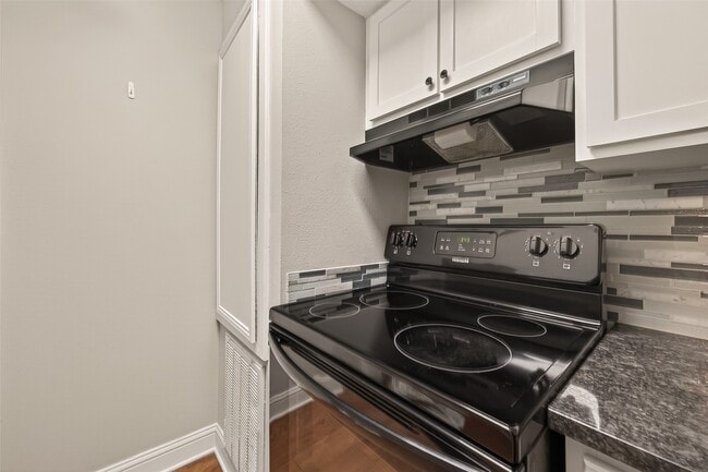 Building Photo - 754 Memorial Mews St