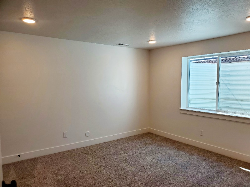 Building Photo - 809 380 E