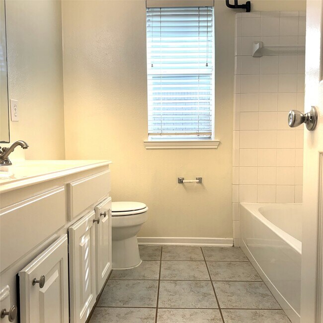 Building Photo - 10023 Hickory Trail Ln