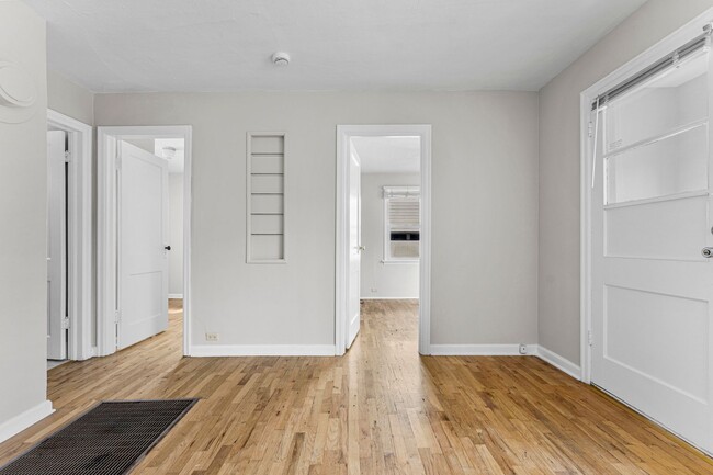 Building Photo - Rare 2 bedroom 1 bath HOUSE by Columbia River Marina!