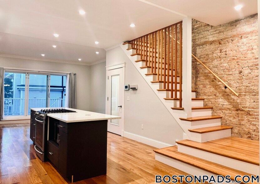 Building Photo - 799 E 4th St