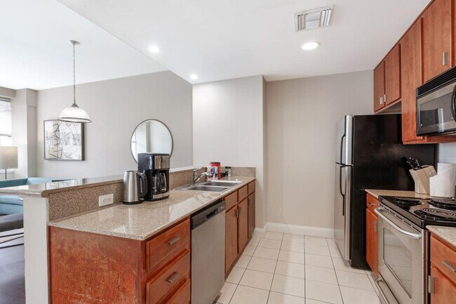 Building Photo - 925 Common St