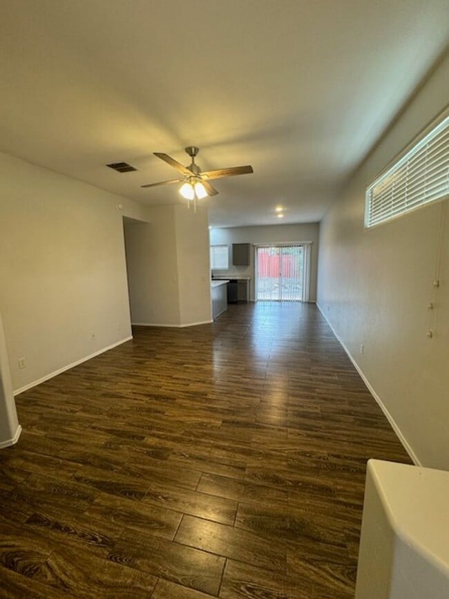 Building Photo - NW- 3 bedroom/ 2 bathroom with 2 car garage