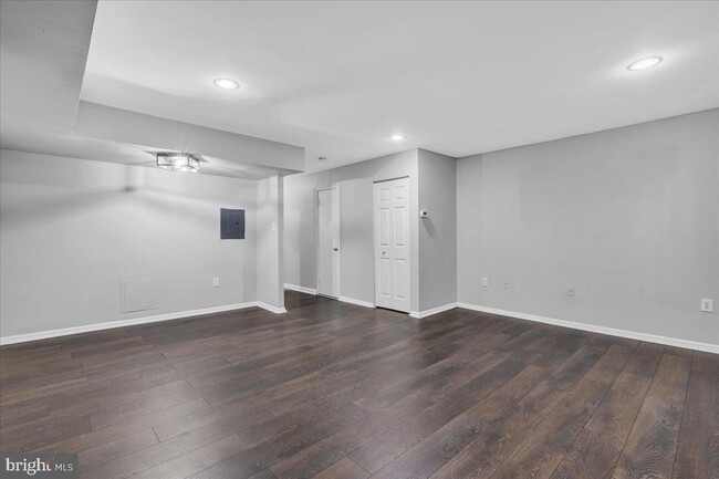 Building Photo - 5916 Mayflower Ct
