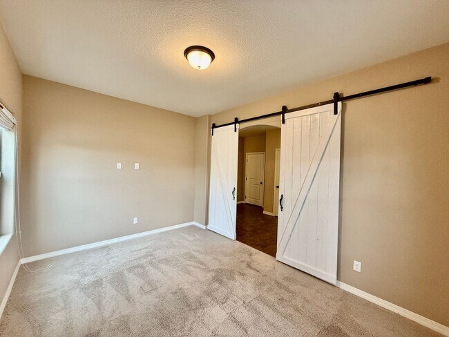 Building Photo - Beautiful Bedroom in Forest Meadows!