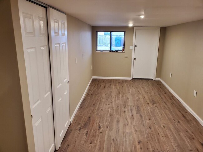 Building Photo - Coming soon! Spacious 3 Bed 2 Bath Home!