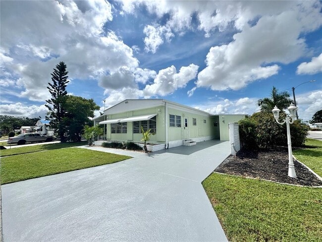 Building Photo - 410 49th Ave Terrace W